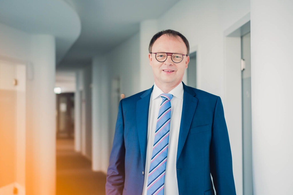 Frank Martin Thomsen, Rechtsanwalt bei Battke Grünberg, steht in den Unternehmensräumen.