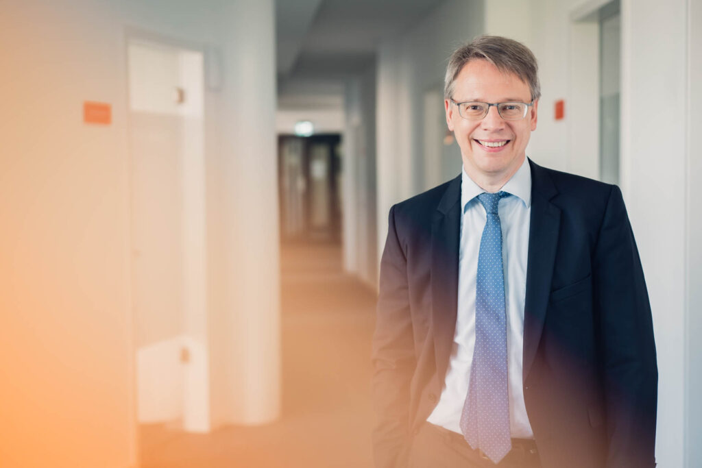 Dr. Ludger Meuten, Rechtsanwalt bei Battke Grünberg, steht in den Unternehmensräumen.