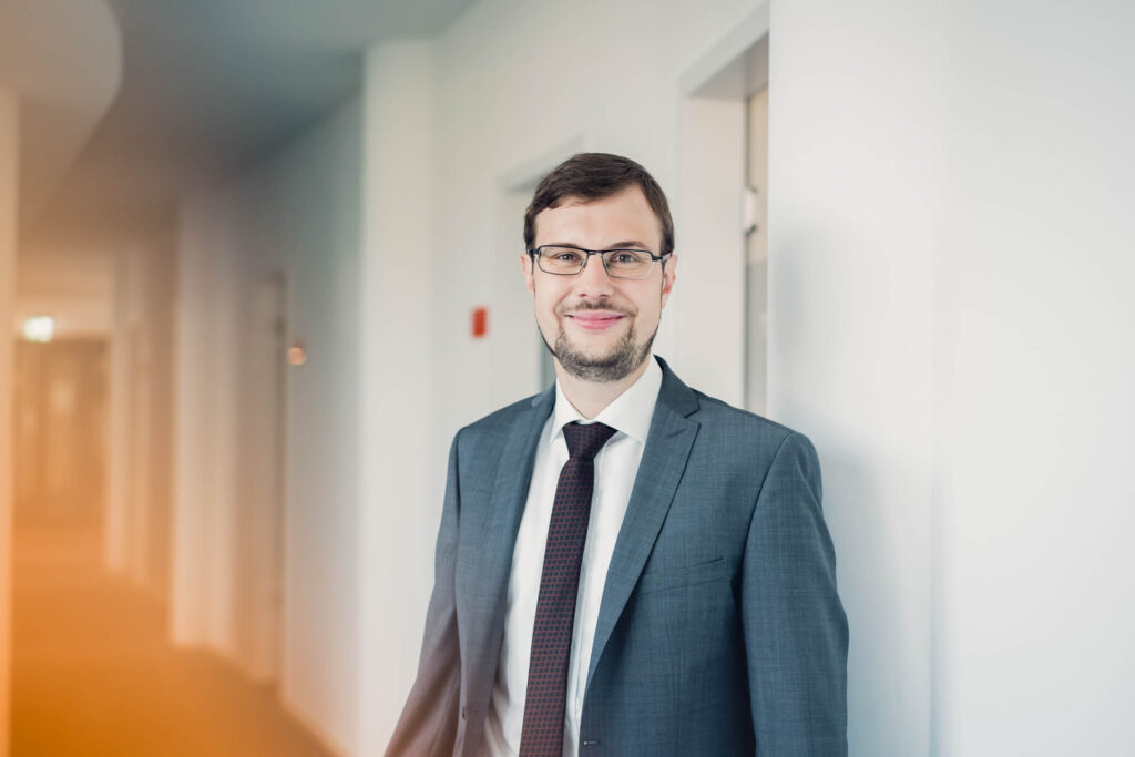 Kristian Glowe, Rechtsanwalt bei Battke Grünberg, steht in den Unternehmensräumen.